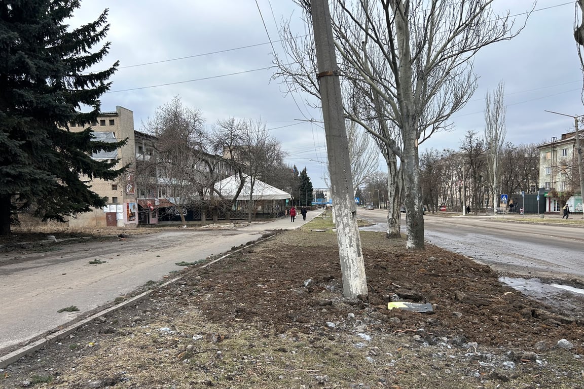 Место приземления полуторатонной бомбы. Фото: Дмитрий Дурнев / «Новая Газета Европа»