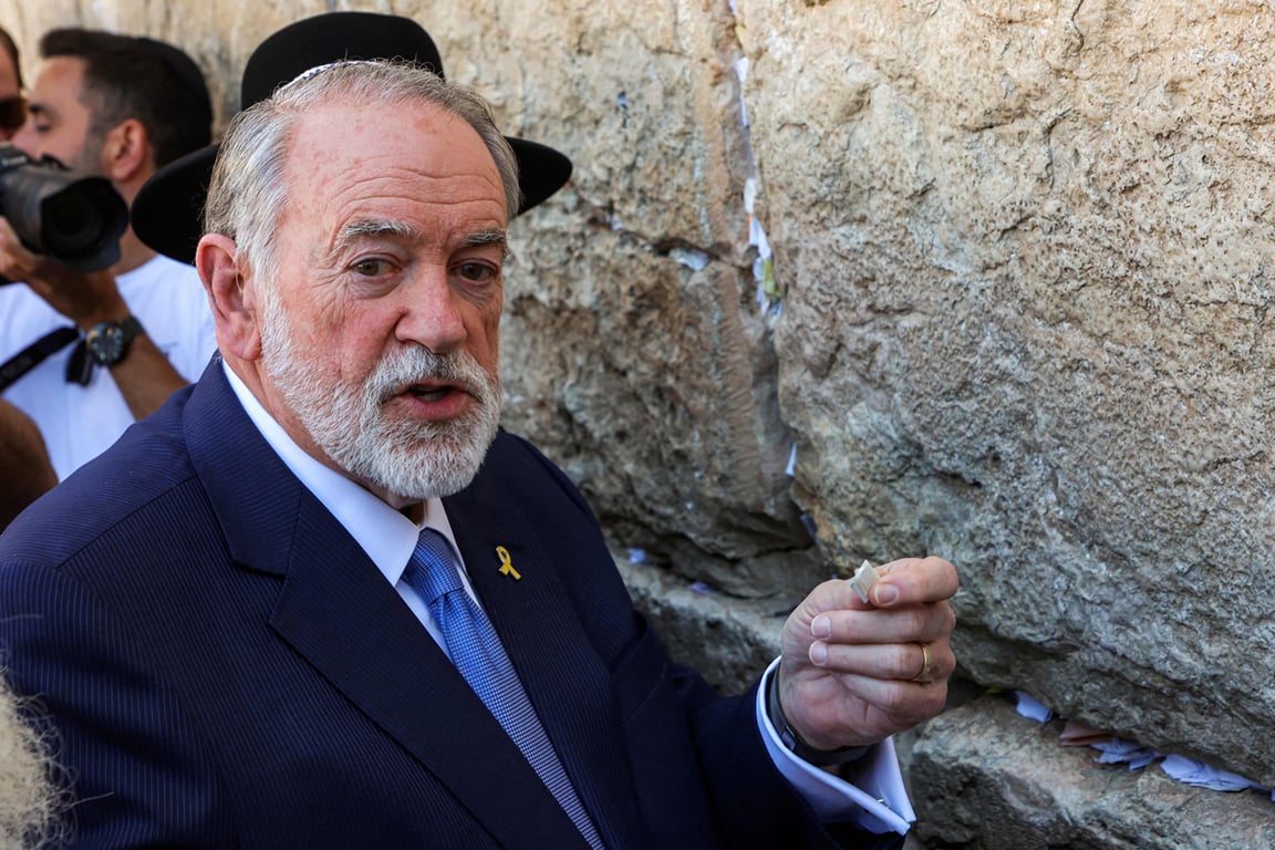 Посол США в Израиле Майк Хакаби держит записку, которую передал ему Дональд Трамп для того, чтобы поместить её в щели Стены плача в Старом городе Иерусалима, 18 апреля 2025 года. Фото: Gil Cohen-Magen / AFP / Scanpix / LETA