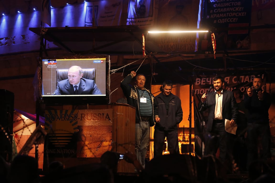 Денис Пушилин (второй справа) выступает перед сторонниками в Донецке на следующий день после проведения референдума, 12 мая 2014 года. Фото: Максим Шипенков / EPA