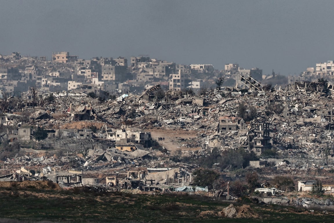 A group of Palestinians walks among the ruins of Beit Hanoun in the northern Gaza Strip, 19 January 2025. Photo: EPA / Atef Safadi