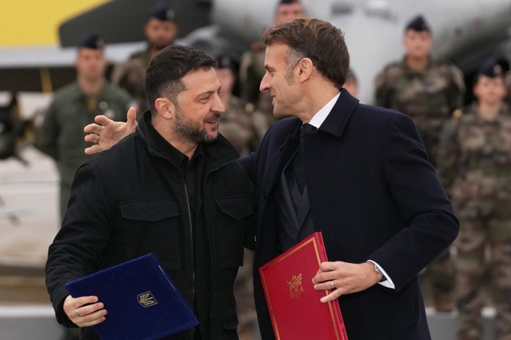 Ukrainian President Volodymyr Zelensky and French President Emmanuel Macron embrace after signing an agreement at the Villacoublay Air Base near Paris, France, 17 November 2025. Photo: EPA / Christophe Ena