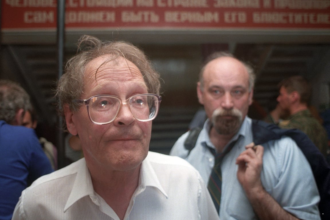 Правозащитник Сергей Ковалев (слева) и депутат Госдумы Валерий Борщев (справа) во время операции по освобождению заложников городской больницы, захваченной чеченскими террористами Шамиля Басаева в Буденновске, Ставропольский край, 14 июня 1995 года. Фото: Эдди Опп / Коммерсантъ / Sipa USA / Vida Press