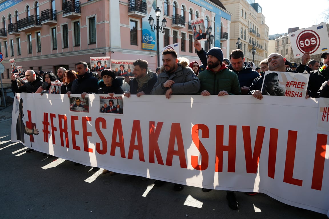 Участники акции протеста у офиса партии «Грузинская мечта», выступающие с требованием освободить Михаила Саакашвили, Тбилиси, Грузия, 13 февраля 2023 года. Фото: Zurab Kurtsikidze / EPA