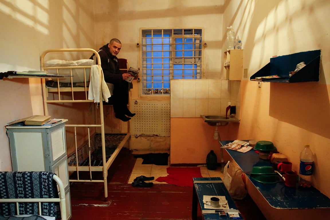 Украинский пленный сидит в камере тюрьмы №97, Макеевка, Донецкая область, Украина, 28 ноября 2017 года. Фото: Александр Ермоченко / EPA