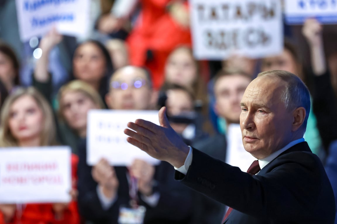 Владимир Путин отвечает на вопросы во время «Прямой линии» в Гостином дворе, Москва, 19 декабря 2025 года. Фото: Александр Казаков / Kremlin / EPA