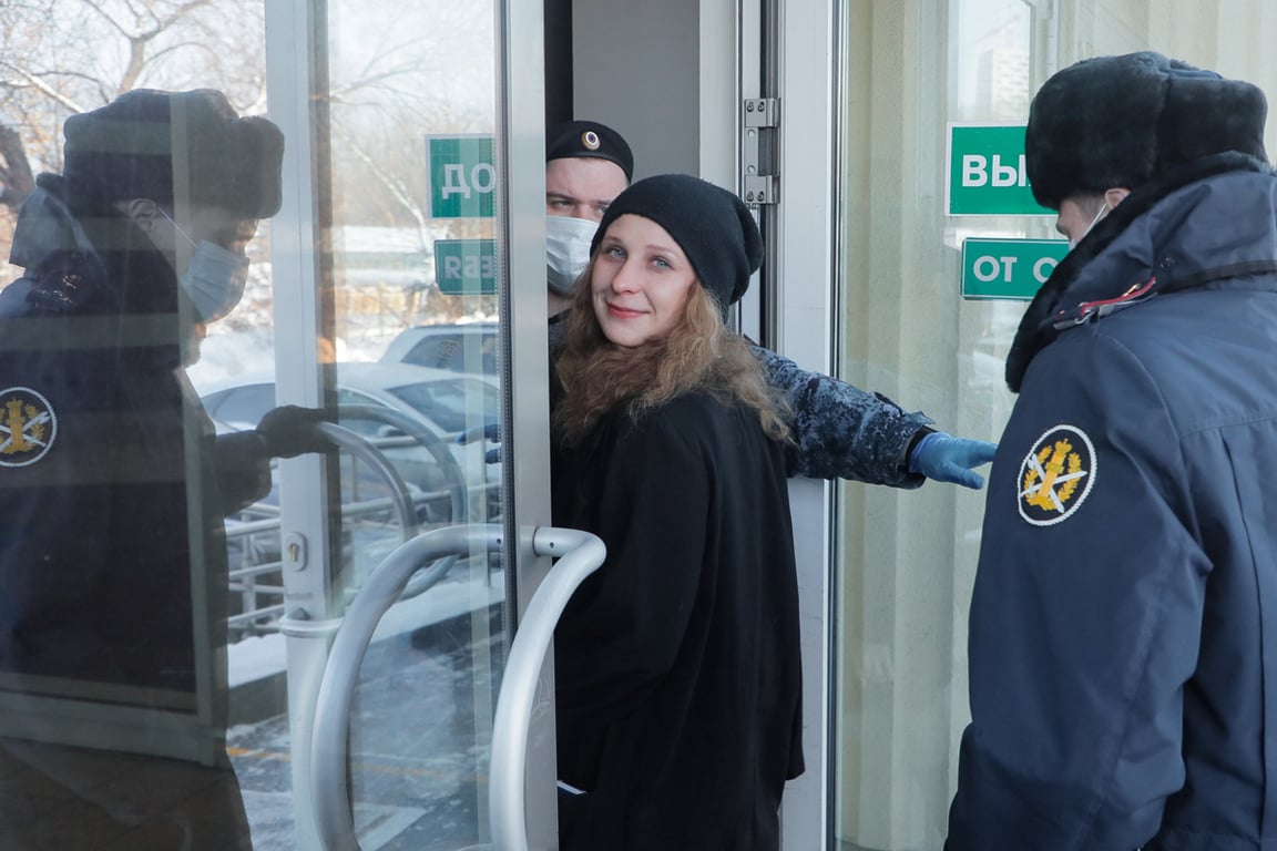 Участница группы Pussy Riot Мария Алёхина прибывает в Мосгорсуд, Москва, 18 февраля 2021 года. Фото: Максим Шипенков / EPA