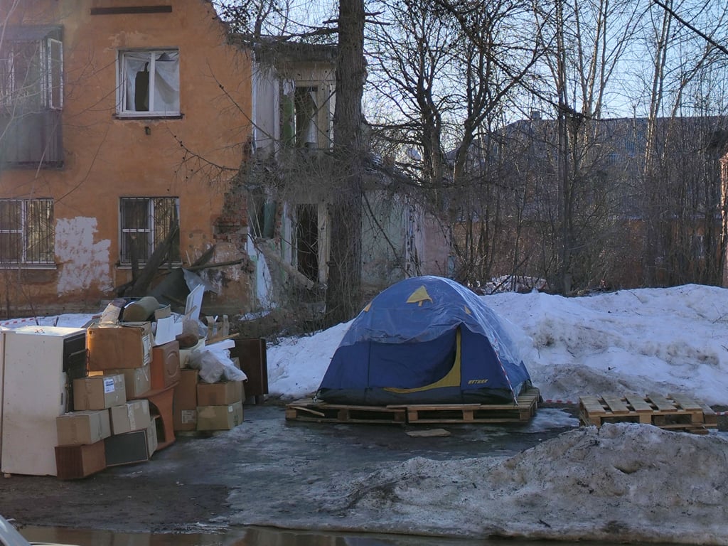 Палатка, в которой живет Александр Иванов. Фото: Анна Костырева / «Ветер»