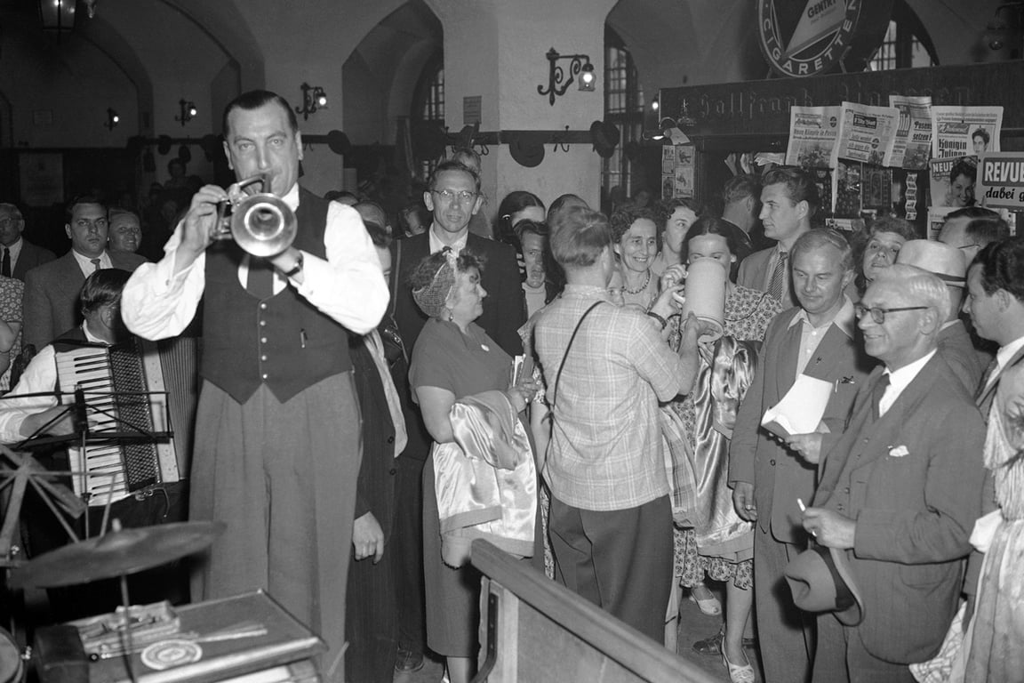 Советские туристы (справа), пробуют баварское пиво во время визита в Хофбройхаус в Мюнхене, Германия, 5 июля 1956 года. Фото: Heinrich Sanden Sr. / AP / Scanpix / LETA