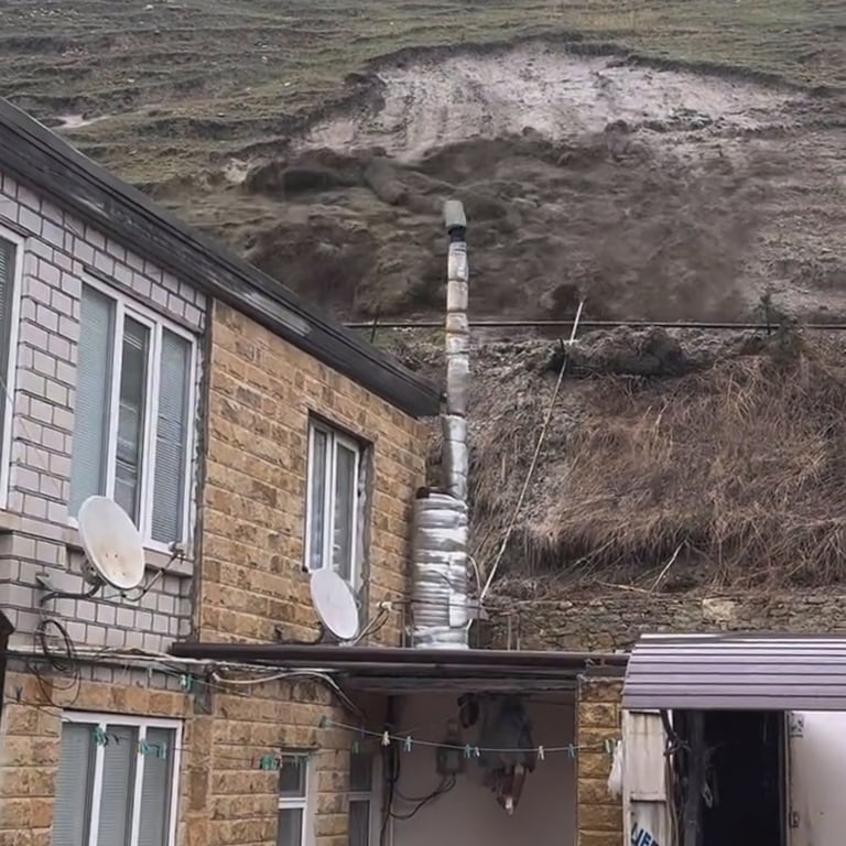 Обвал у дома Гасановых. Фото: gasanov_mma_77 /  Instagram