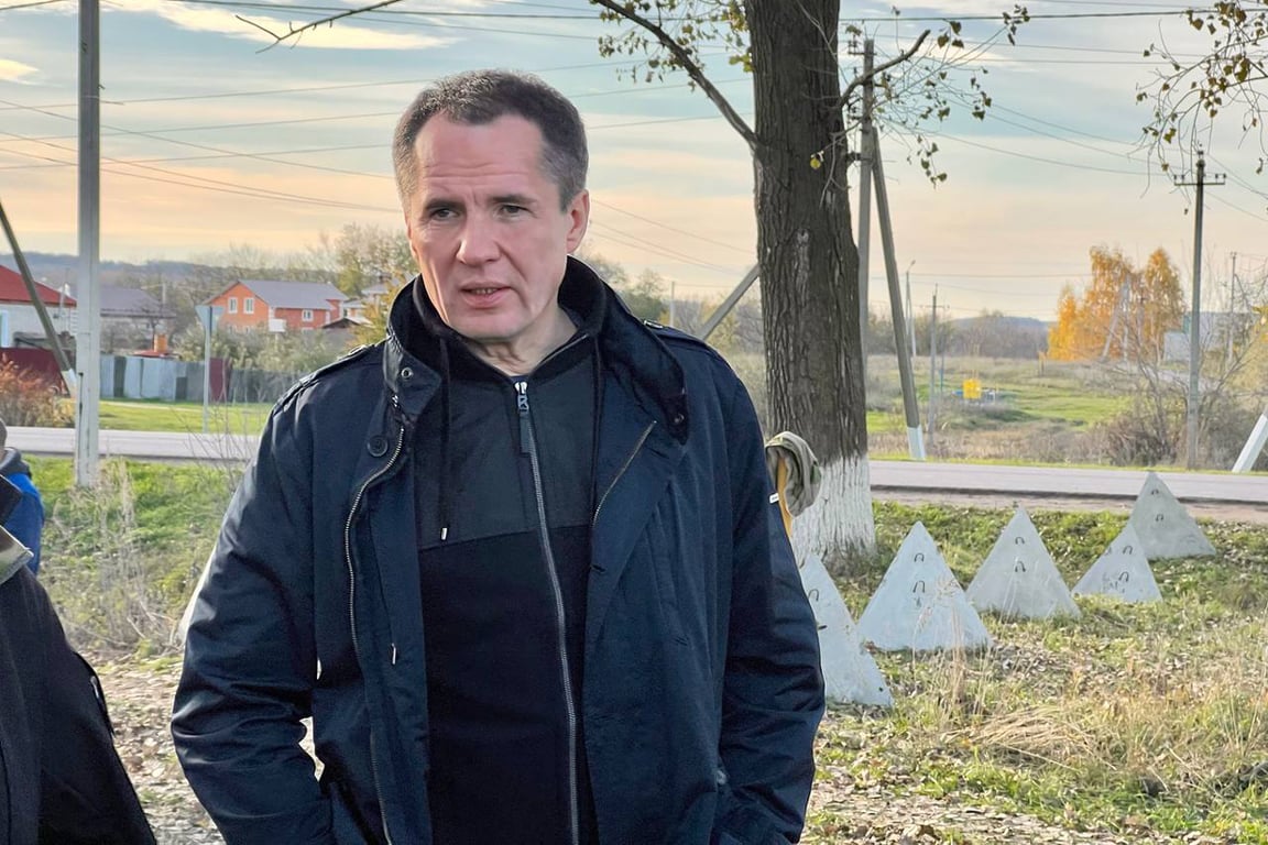 Вячеслав Гладков на фоне фортификационных сооружений в Белгородской области, 22 октября 2022 года. Фото:  телеграм-канал Гладкова