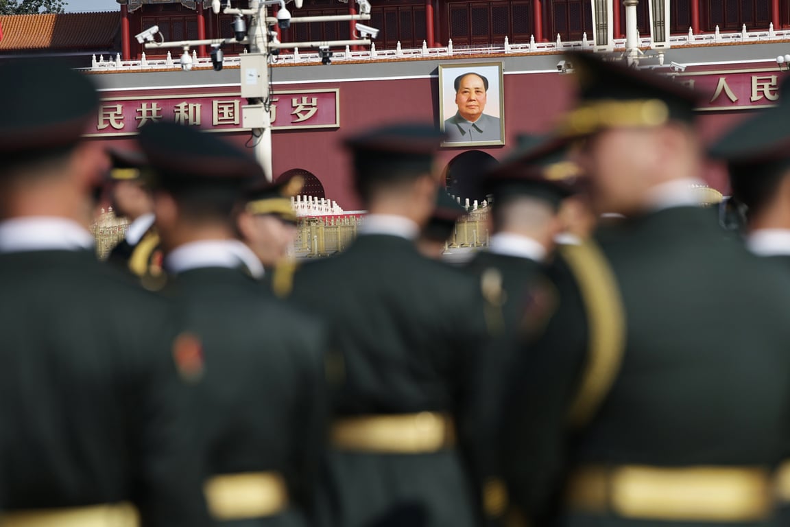 Военнослужащие Народно-освободительной армии Китая у Памятника народным героям на площади Тяньаньмэнь, Пекин, 30 сентября 2025 года Фото: Andres Martinez Casares / EPA