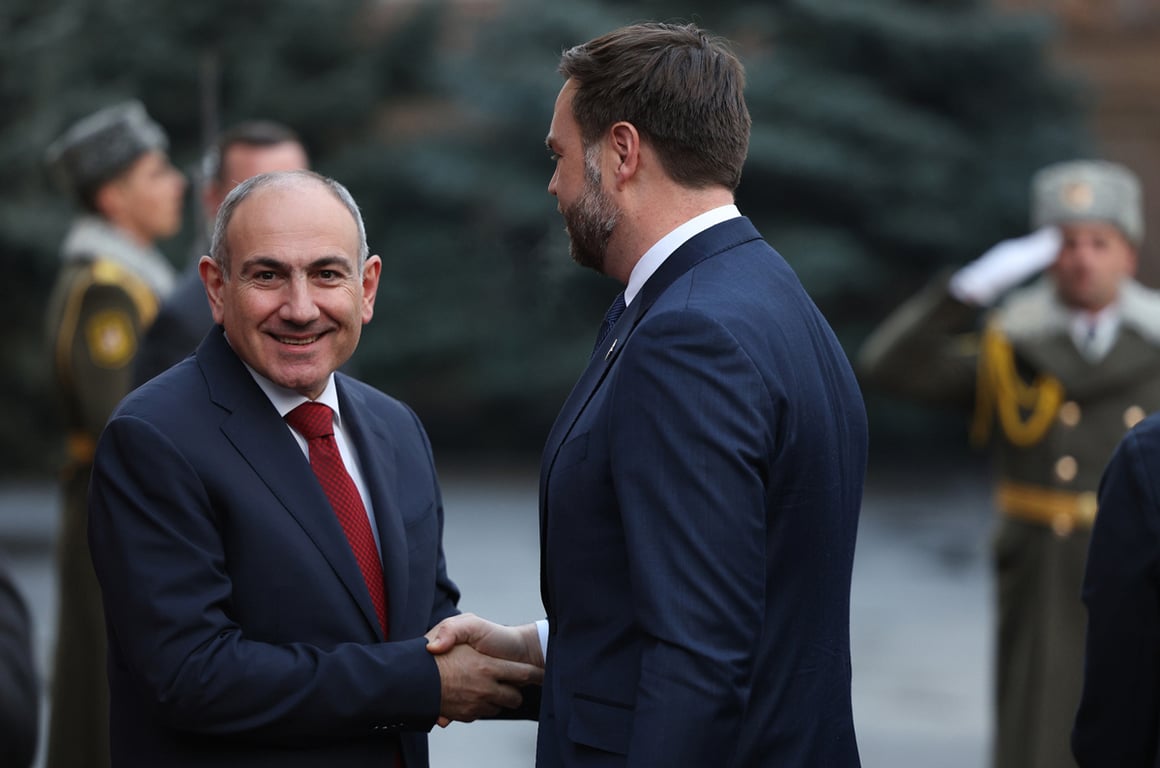 Вице-президент США Джей Ди Вэнс и премьер-министр Армении Никол Пашинян во время встречи в Ереване, Армения, 9 февраля 2026 года. Фото: Hayk Baghdasaryan / EPA