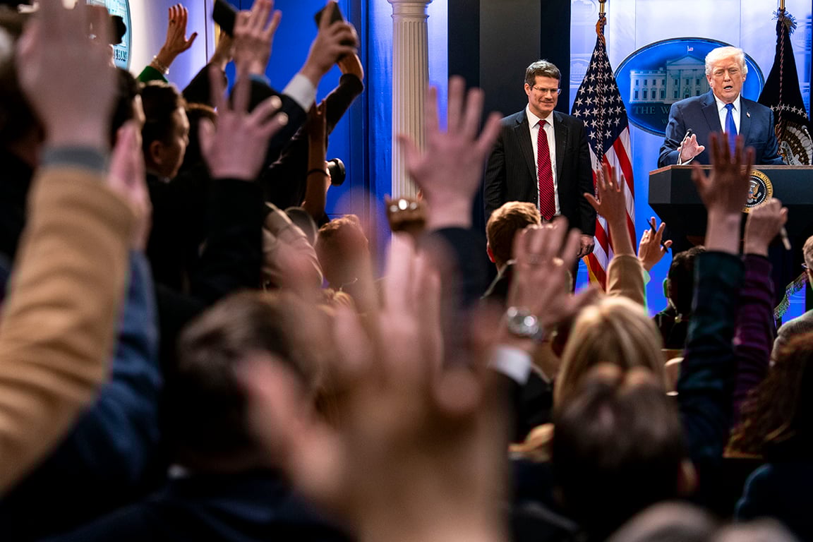 Президент США Дональд Трамп вместе с генеральным прокурором Джоном Сауэром на пресс-конференции, посвященной отмене Верховным судом большинства его тарифов, Белый дом, Вашингтон, 20 февраля 2026 года. Фото: Bonnie Cash / EPA