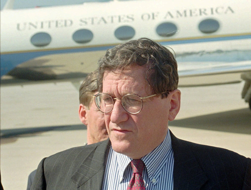 Ричард Холбрук по во время визита в Сараево, 18 июля 1996 года.  Фото: Rikard Larma / AP Photo / Scanpix / LETA