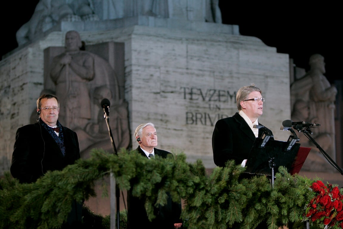 Президент Латвии Валдис Затлерс, президент Литвы Валдас Адамкус и президент Эстонии Тоомас Хендрик Ильвес у монумента Свободы в Риге, Латвия, 18 ноября 2008 года. Фото: Inga Kundzina / EPA
