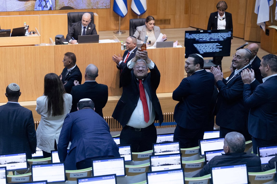 Министр национальной безопасности Израиля Итамар Бен-Гвир празднует принятие закона о смертной казни для палестинцев, Иерусалим, 30 марта 2026 года. Фото: Oren Ben Hakoon / Reuters / Scanpix / LETA