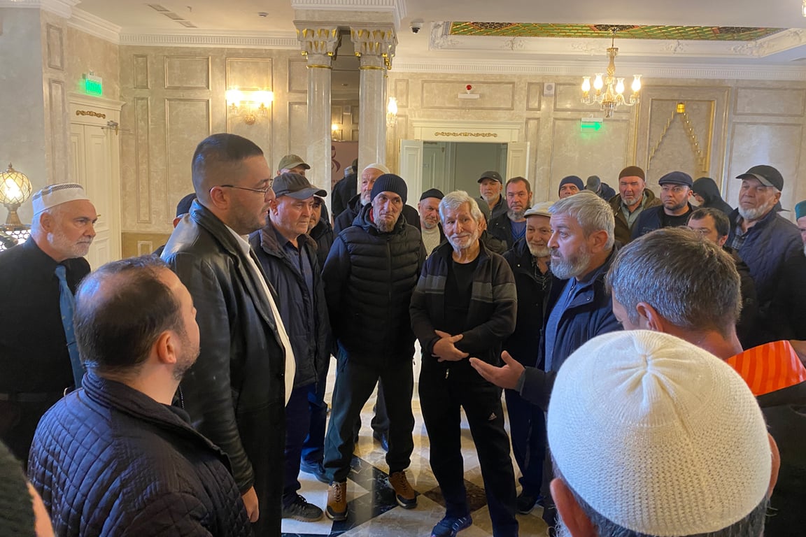 Раим Гафаров общается с пришедшими в муфтият. Фото: «Крымская инициатива»