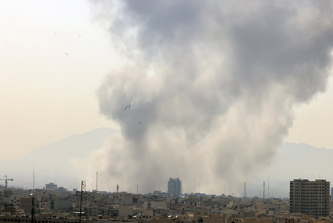 В центре Тегерана поднимается дым после израильской атаки, 28 февраля 2026 года. Фото: Abedin Taherkenareh / EPA