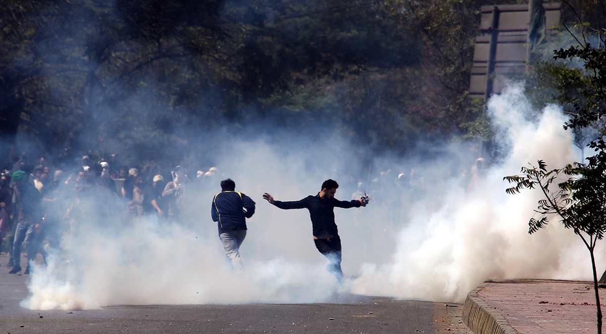 Столкновение протестующих с силами безопасности в Карачи, Пакистан, произошло 1 марта 2026 года возле консульства США после того, как верховный лидер Ирана Аятолла Али Хаменеи был убит в результате израильского авиаудара по Ирану.