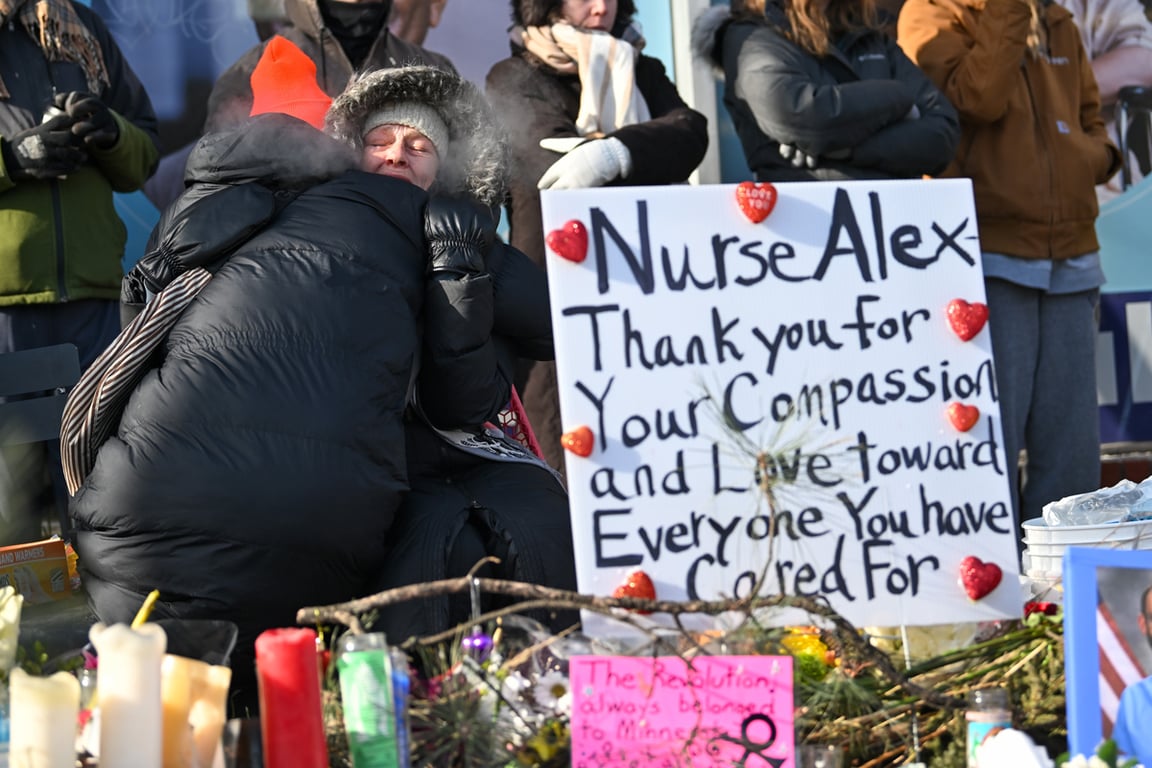 Люди у мемориала в память об Алексe Претти, застреленного агентом ICE в Миннеаполисе, Миннесота, США, 25 января 2026 года. Фото: Craig Lassig / EPA