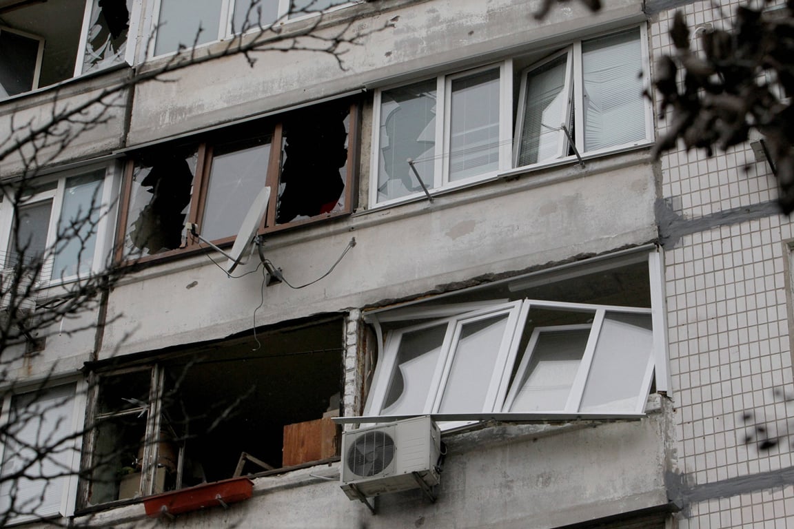 Выбитые окна в жилом доме после удара российского дрона в Днепре, 10 января 2026 года. Фото: Mykola Miakshykov / Ukrinform / Scanpix / LETA