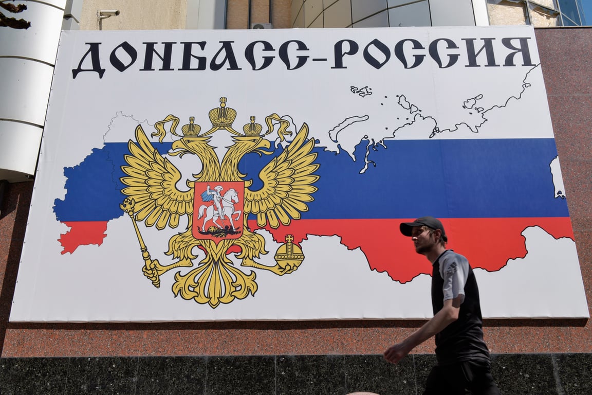 Пропагандистский баннер на здании в Донецке, Украина, 14 августа 2023 года. Фото: Таисия Воронцова / Коммерсантъ / Sipa USA / Vida Press