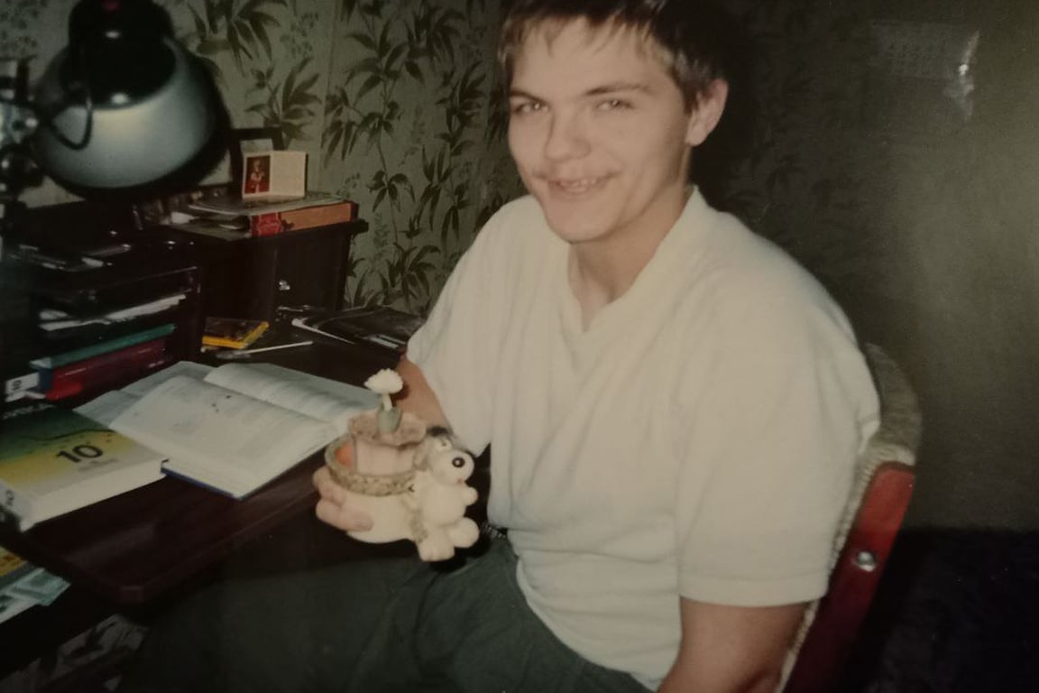 Артем с выращенным им кактусом, 2006 год. Фото из семейного архива Хорошиловых / «Новая газета.Балтия»