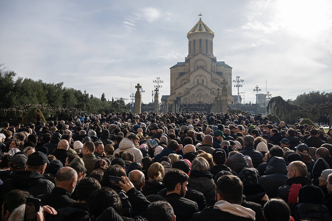 Люди у кафедрального собора Святой Троицы, чтобы посетить панихиду по Католикосу-Патриарху Грузии Илии II в Тбилиси, Грузия, 22 марта 2026. Фото: Kirill Zykov / IMAGO / SNA / Scanpix / LETA