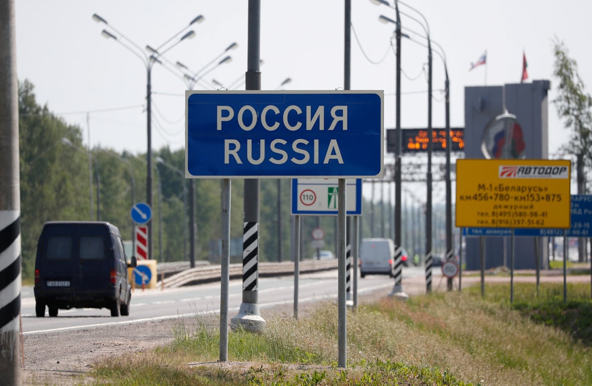 Дорожный знак «Россия» на трассе между Беларусью и Россией, недалеко от деревни Красная Горка, 5 июня 2019 года. Фото: Василий Федосенко / Reuters / Scanpix / LETA