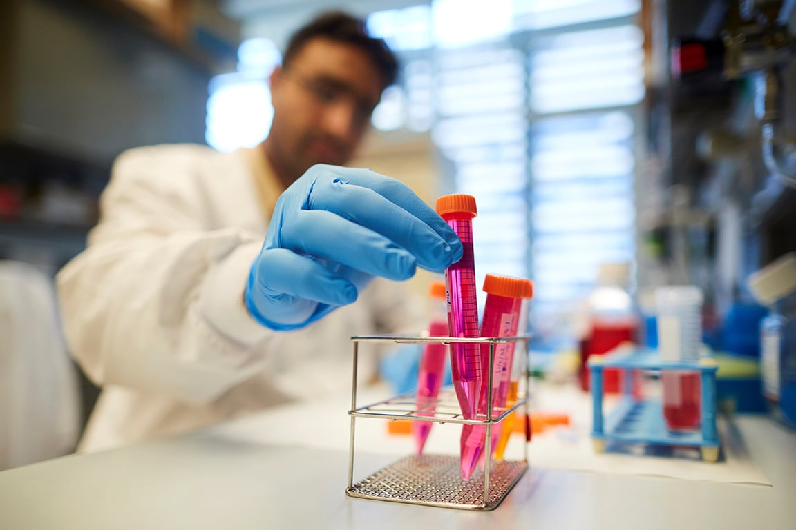 Испанская исследовательская группа работает на лекарством против рака, Барселона, Испания, 23 августа 2019 года. Фото: Alejandro Garcia / EPA