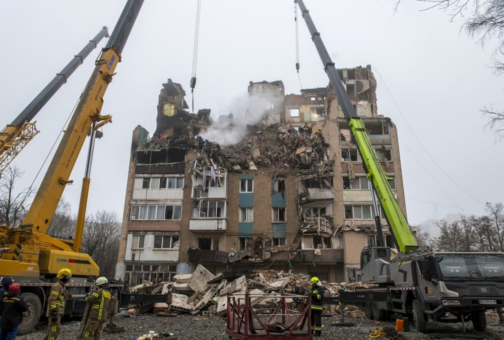 The site of a Russian missile strike on a high-rise residential building in Ternopil, western Ukraine, 20 November 2025. Photo: EPA / MAXYM MARUSENKO