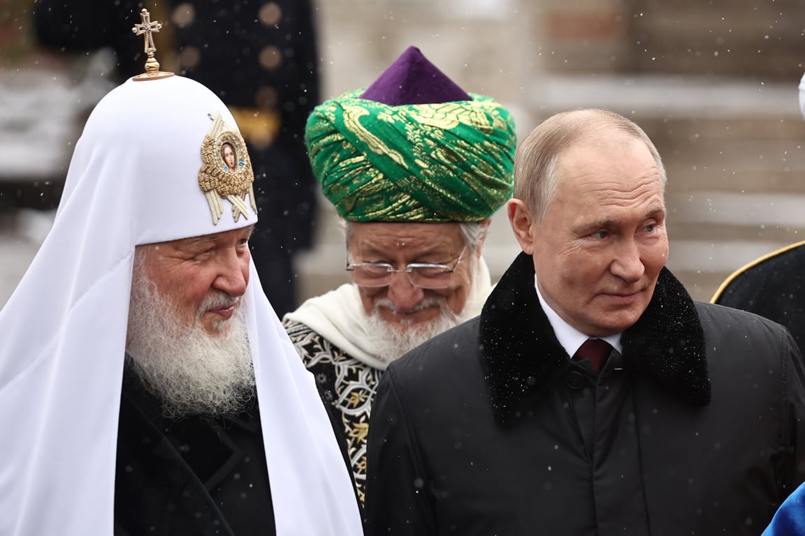 Патриарх Кирилл и Владимир Путин во время возложения цветов к памятнику Кузьме Минину и Дмитрию Пожарскому на Красной площади, Москва, 4 июня 2024 года. Фото: Kremlin /  Patriarchia.ru