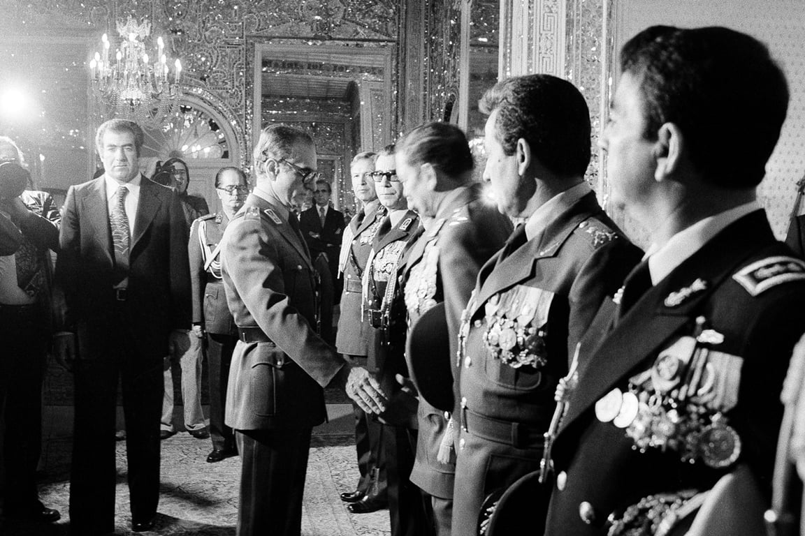 Шах Ирана Мохаммед Реза Пехлеви встречается с высшим командованием армии во дворце Ниаваран в Тегеране, Иран, 11 ноября 1978 года. Фото: Aristotle Saris / AP / Scanpix / LETA