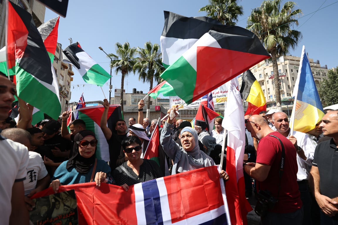 Палестинцы размахивают флагами в Рамаллахе, во время акции в поддержку усилий западных стран по признанию палестинского государства, Рамаллах, Западный берег, 23 сентября 2025 года. Фото: Alaa Badarneh / EPA