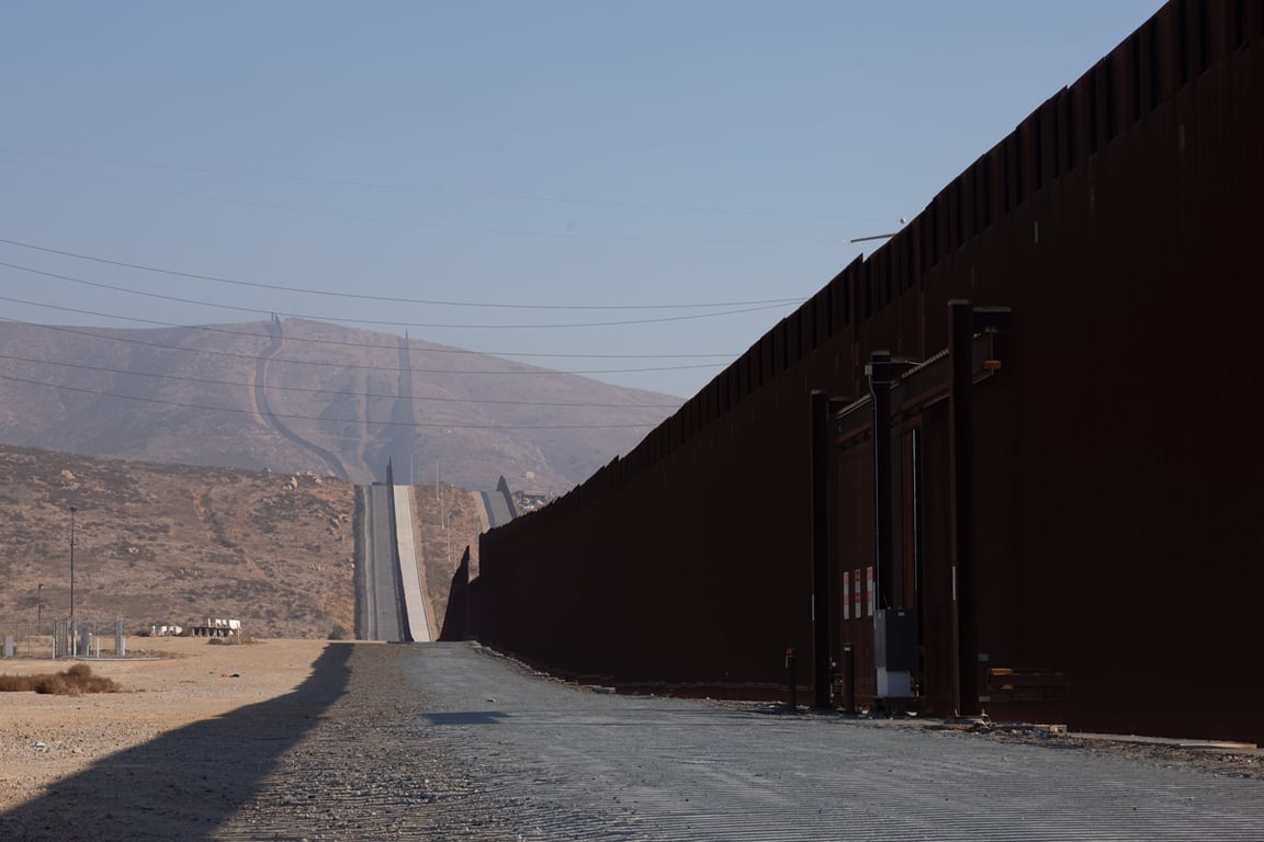 Стена вдоль границы США и Мексики в Сан-Диего, Калифорния, США, 5 декабря 2024 года. Фото: Caroline Brehman / EPA