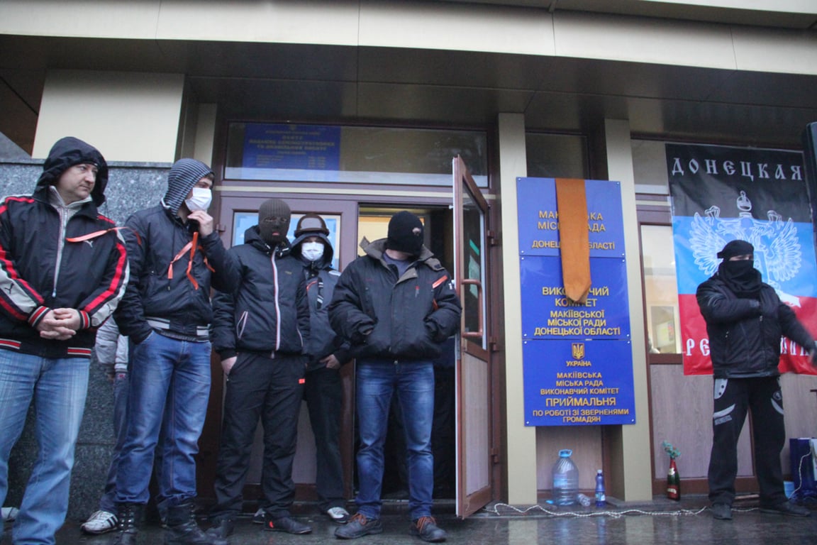 Пророссийские активисты у здания городской администрации в Макеевке, Донецкая область, Украина, 13 апреля 2014 года. Фото: Александр Ермоченко / AP Photo / Scanpix / LETA