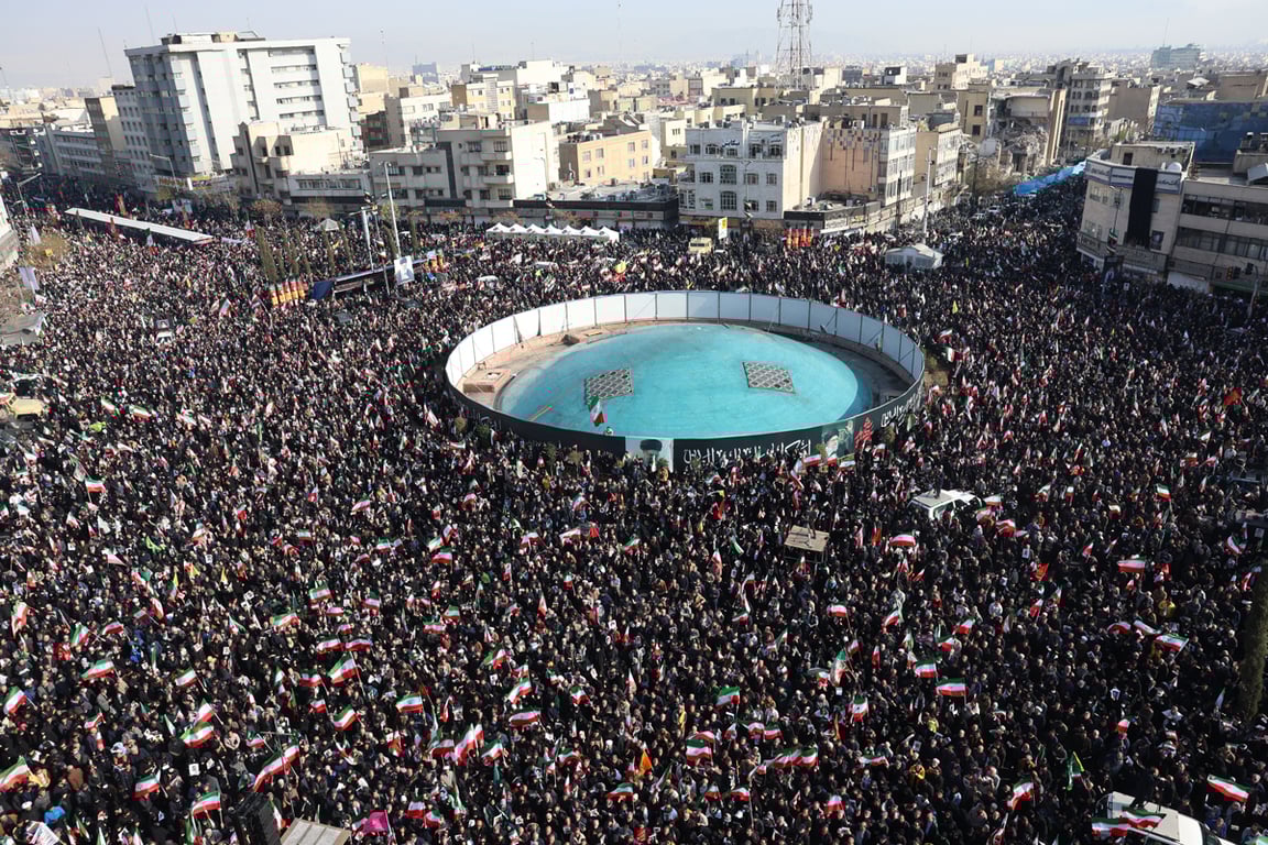 Жители Тегерана во время акции в поддержку новоназначенного верховного лидера Ирана аятоллы Моджтабы Хаменеи, 9 марта 2026 года. Фото: Abedin Taherkenareh / EPA