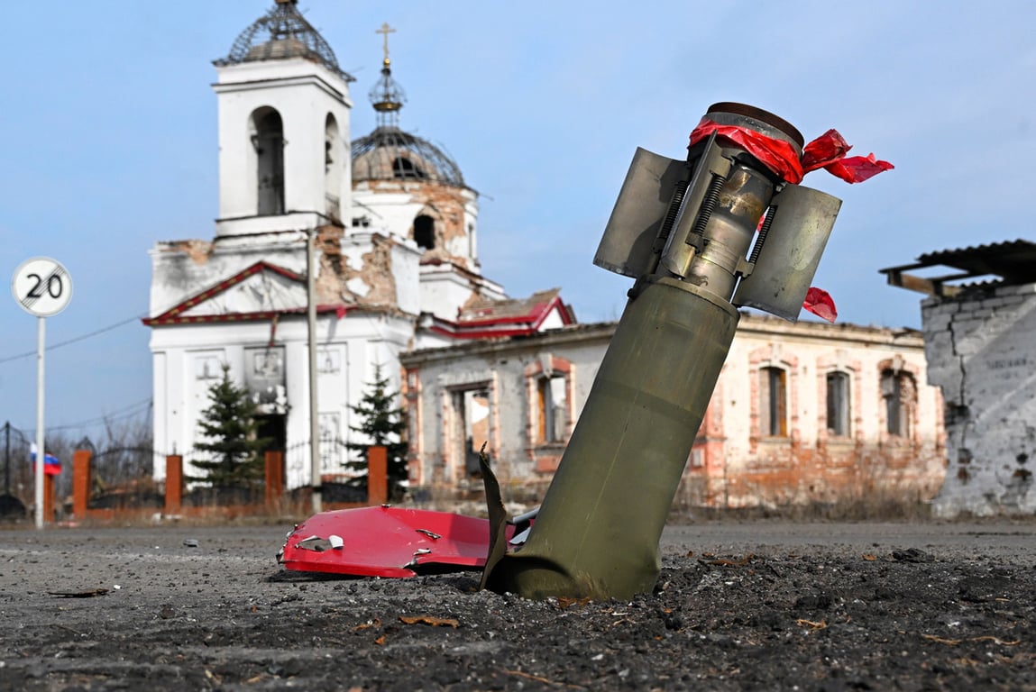 Неразорвавшийся снаряд на фоне церкви в селе Черкасское Поречное, Курская область, 15 марта 2025 года. Фото: Анатолий Жданов / Коммерсантъ / Sipa USA / Vida Press
