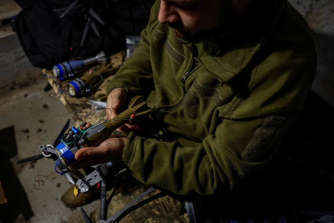 Украинский военнослужащий Назар готовит FPV-дрон к запуску по позициям российских войск, Днепропетровская область, Украина, 8 мая 2025 года. Фото: Alina Smutko / Reuters / Scanpix / LETA