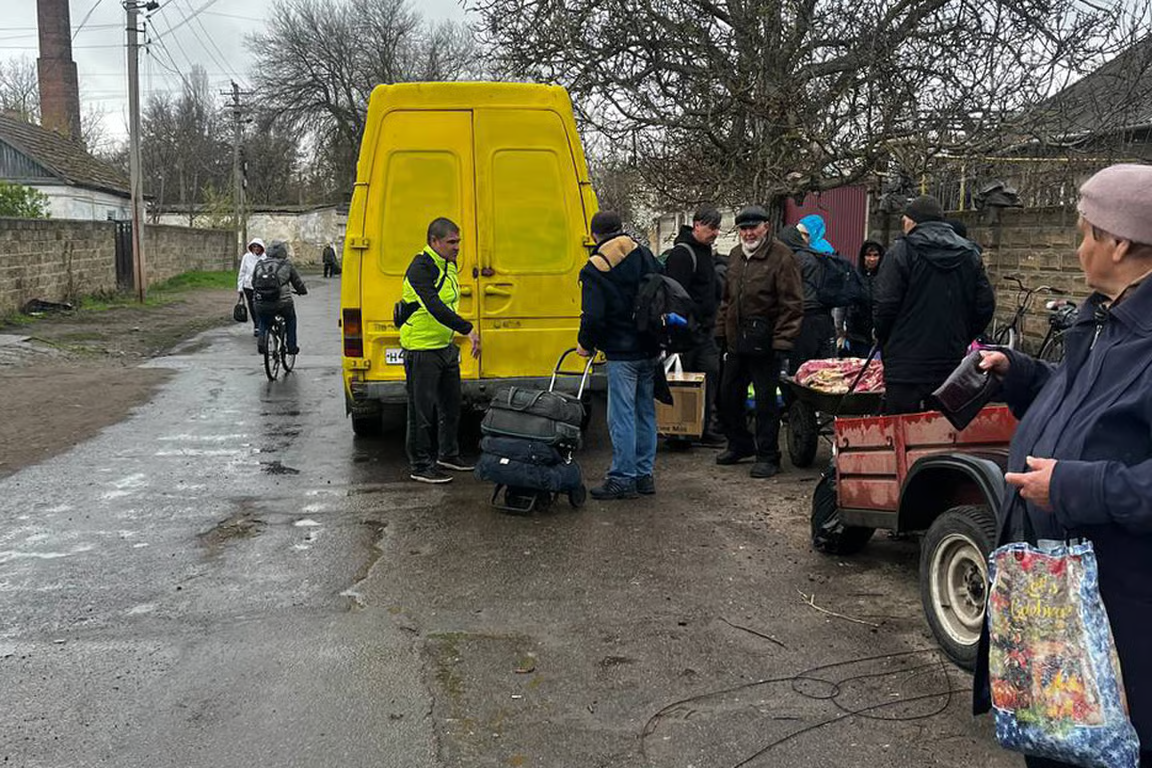 Residents leaving Oleshky. Photo: Kseniia Arkhypova’s Telegram channel