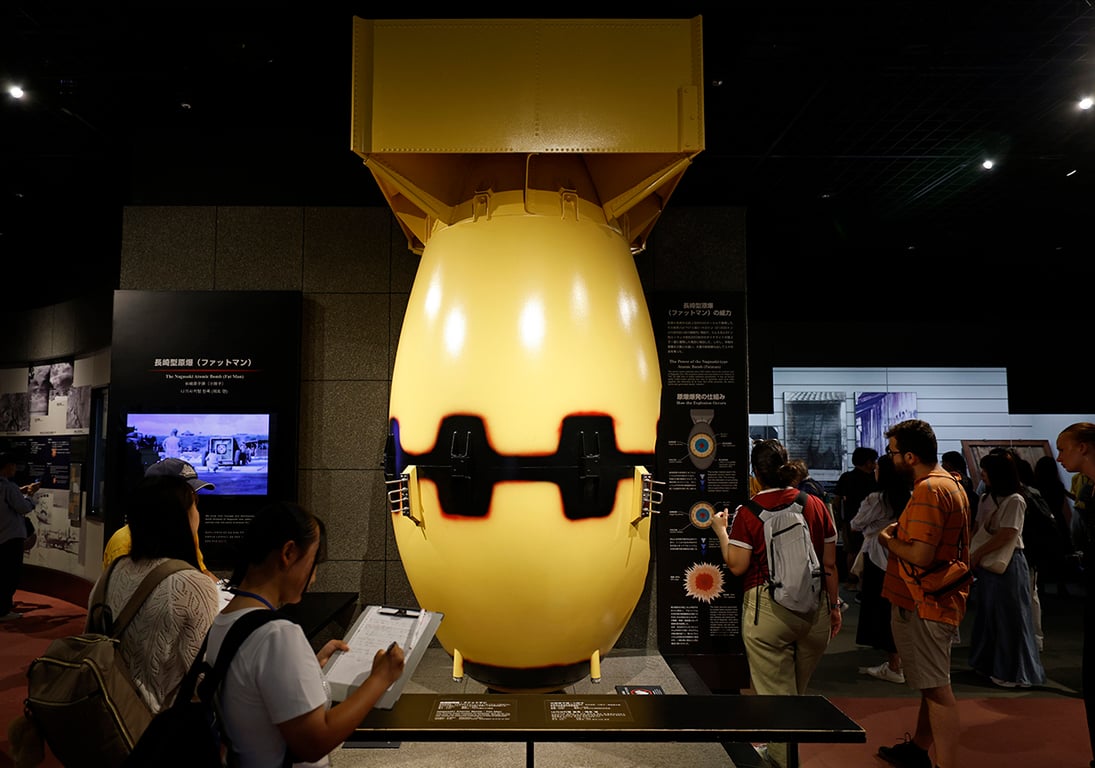 Посетители смотрят на точную копию атомной бомбы «Толстяк», в Музее атомной бомбы в Нагасаки, юго-западная Япония, 8 августа 2025 года. Фото: Franck Robichon / EPA