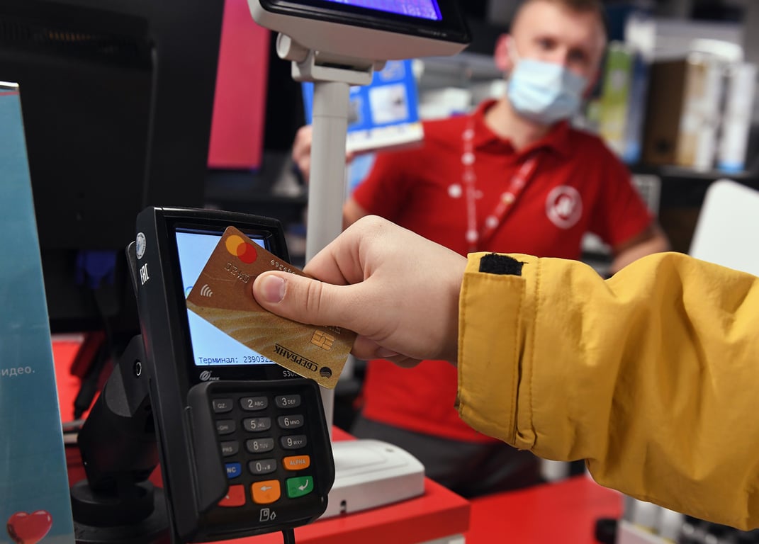 Покупатель оплачивает покупки в магазине техники, Москва, 26 ноября 2021 года. Фото: Анатолий Жданов / Коммерсантъ / Sipa USA / Vida Press