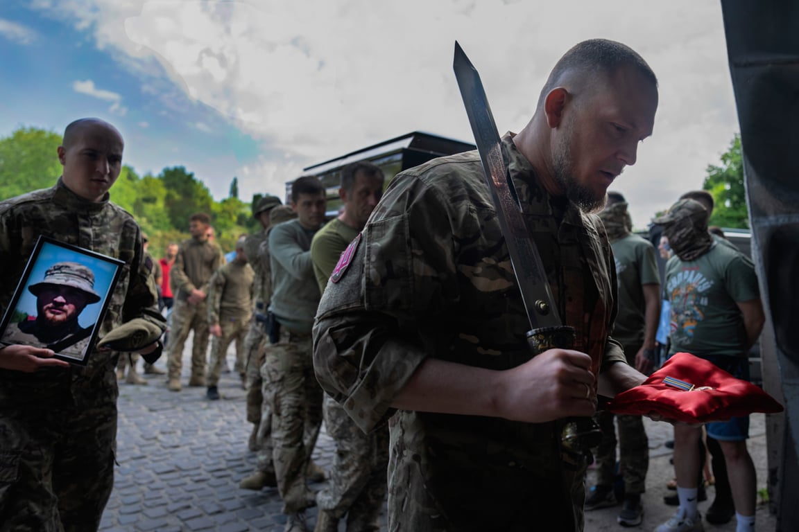 Церемония прощания с погибшим бойцом РДК Даниилом «Шайбой» Мазником в Киеве, Украина, 10 июня 2023 года. Фото: Efrem Lukatsky / AP / Scanpix / LETA