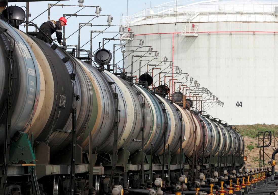 Цистерны на нефтяном терминале «Роснефти» в Архангельске, 30 мая 2007 года. Фото: Сергей Карпухин / Reuters / Scanpix / LETA