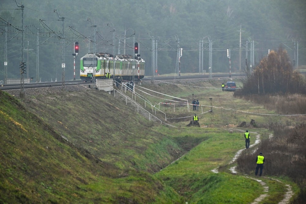 Special forces and police investigate at the scene of a destroyed section of railway tracks near the Mika railway station, central Poland, 17 November 2025. Photo: EPA/PRZEMYSLAW PIATKOWSKI