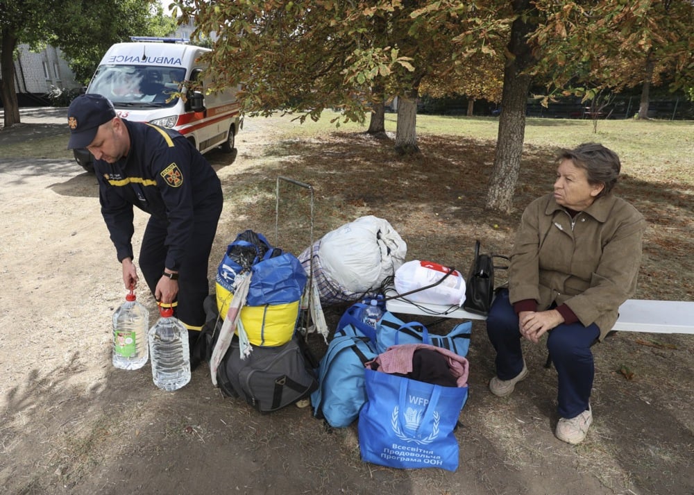 A Ukrainian officer assists internally displaced people at an evacuation centre in the Kharkiv region, Ukraine, 26 September 2025 Photo: EPA / SERGEY KOZLOV