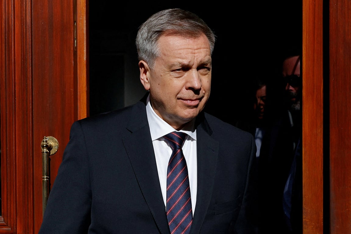 Игорь Костюков покидает генеральное консульство России в Стамбуле, Турция, 15 мая 2025 года. Фото: Максим Шеметов / Reuters / Scanpix / LETA