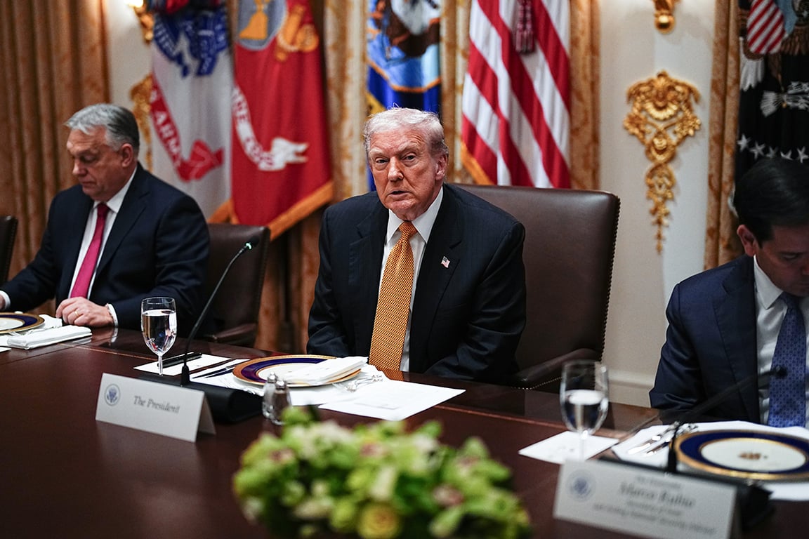 Президент Соединенных Штатов Дональд Трамп проводит двусторонний обед с премьер-министром Венгрии Виктором Орбаном в Кабинете Белого дома в Вашингтоне, округ Колумбия, США, 7 ноября 2025 года. Фото: Aaron Schwartz / EPA