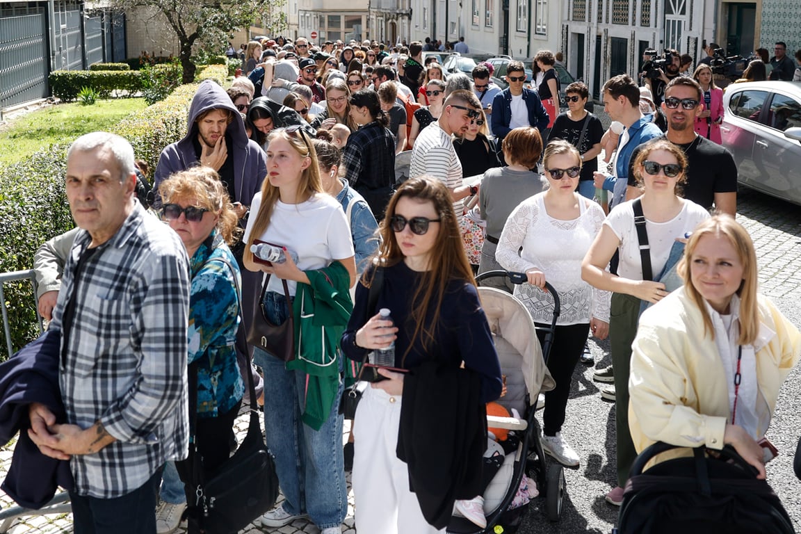 Россияне стоят в очереди у посольства России в последний день голосования на выборах президента, Лиссабон, Португалия, 17 марта 2024 года. Фото: Antonio Pedro Santos / EPA