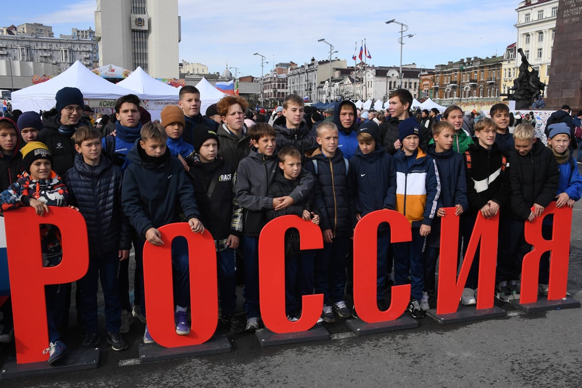 Дети фотографируются во время празднования Дня народного единства во Владивостоке, 4 ноября 2024 года. Фото: Виталий Анков / Спутник / Imago Images / Scanpix / LETA